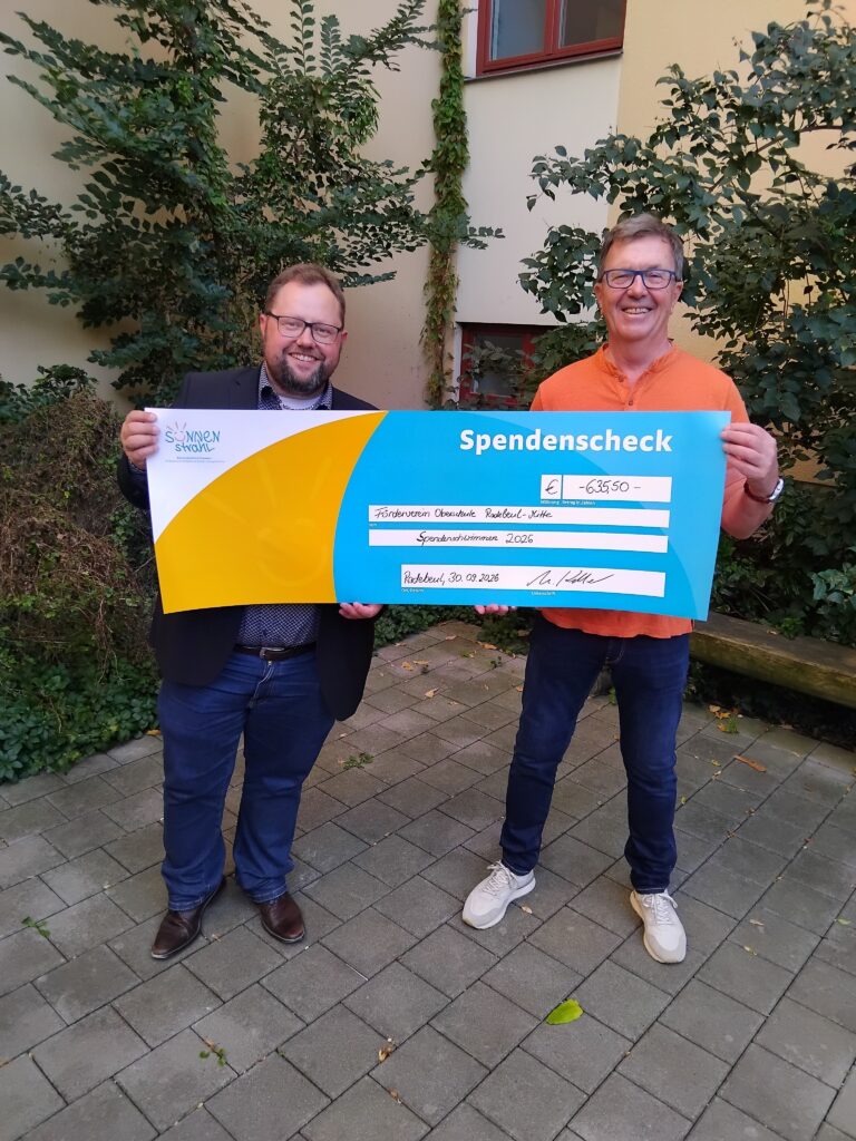 Spendenscheckübergabe vom Förderverein Oberschule Radebeul Mitte an den Sonnenstrahl e.V.